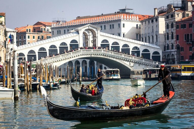Venezianische Gondel vor der Rialto Brücke